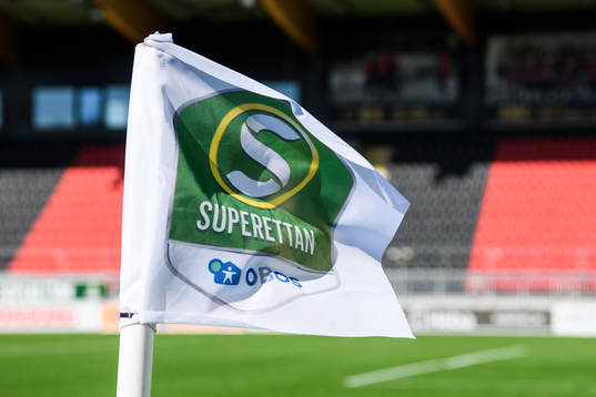 En hörnflagga med Superettans logotyp på