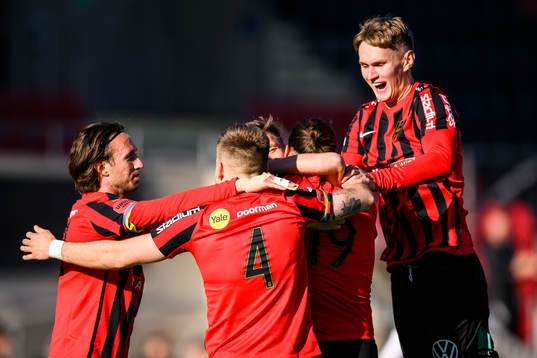 Brommapojkarnas Nikola Vasic jublar med lagkamrater