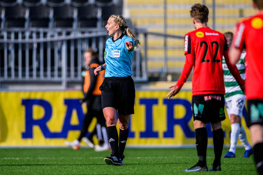 domare Tess Olofsson signalerar för straffspark