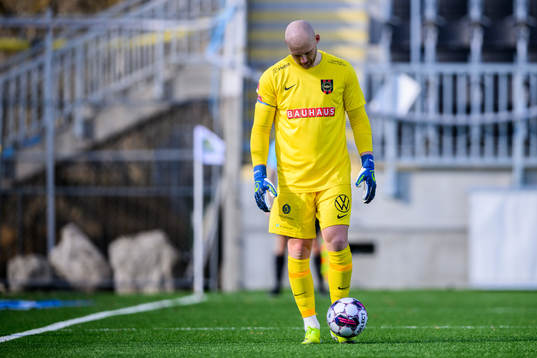 Brommapojkarnas målvakt Alexander Lundin deppar
