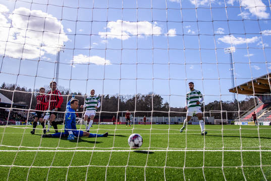 Brommapojkarnas Philip Hellqvist gör 1-0 bakom Västerås
