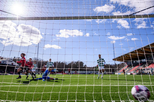 Brommapojkarnas Philip Hellqvist gör 1-0 bakom Västerås