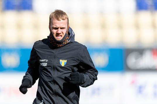 Torns Adam Olofsson före fotbollsmatchen i Ettan södra