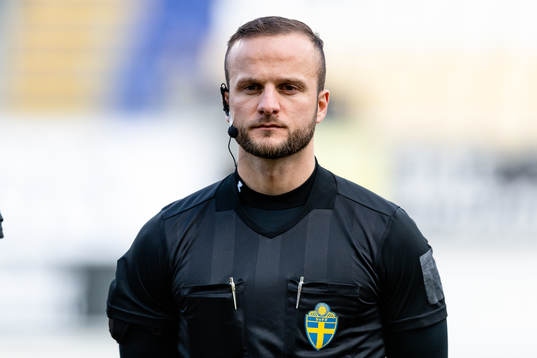 Domare Rinon Hasani före fotbollsmatchen i Ettan södra