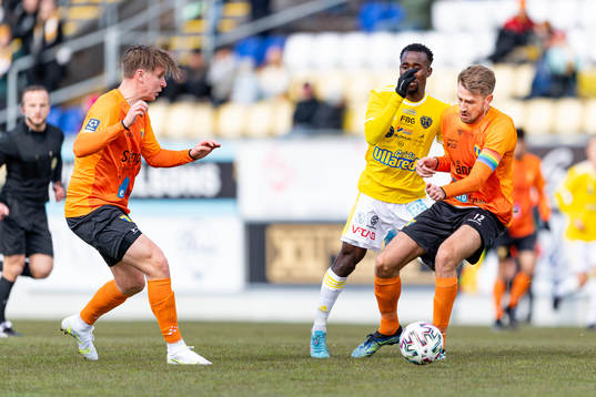 Falkenbergs Godwin Aguda och Torns Niklas Nilsson