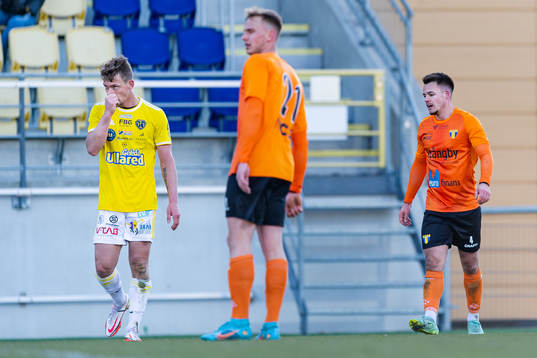 Falkenbergs Robin Hofsö och Torns Kevin Robért