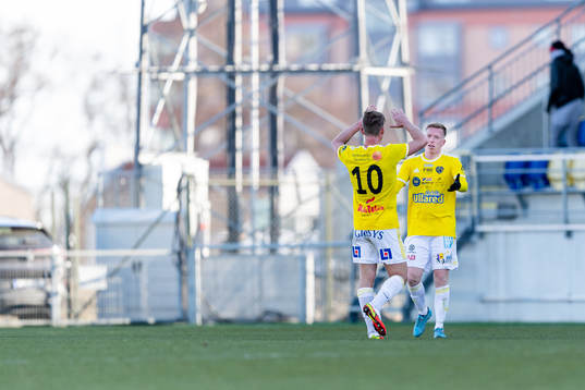 Falkenbergs Robin Hofsö och Lucas Sibelius jublar