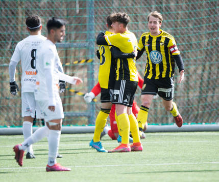 IFK Hässleholms Armin Culum har gjort 1-0 och grattas av