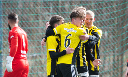 IFK Hässleholms Armin Culum har gjort 1-0 och grattas av