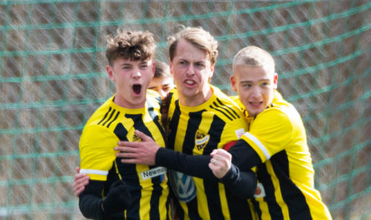 IFK Hässleholms Armin Culum har gjort 1-0 och grattas av