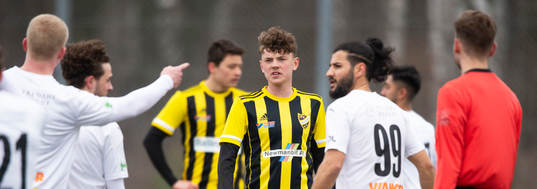 Berga pekar på IFKs Max Nilsson i matchen i div. 2 Södra