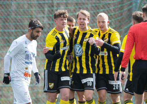 IFK Hässleholms Armin Culum har gjort 1-0 och grattas av