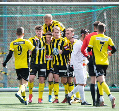 IFK Hässleholms Armin Culum har gjort 1-0 och grattas av