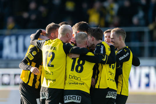 Häckens spelare jublar