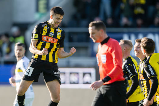 Häckens Alexander Jeremejeff jublar