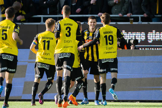 Häckens Alexander Jeremejeff jublar