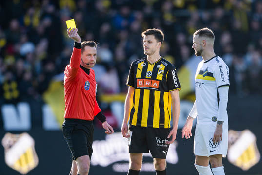 s Alexander Milosevic får en varning av domare Andreas