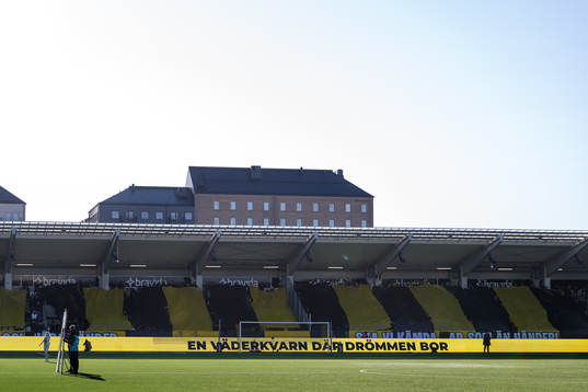 Häckens supportar med tifo