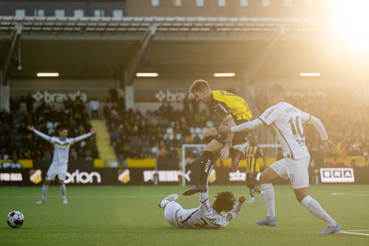 s Jesper Ceesay och Nabil Bahoui i en kamp mot Häckens