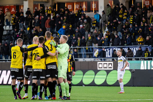 s Sebastian Larsson deppar samtidigt som Häckens spelare