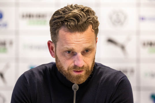 s tränare Bartosz Grzelak på presskonferensen