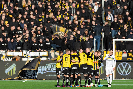 Häckens spelare jublar