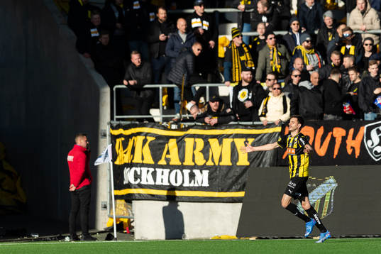 Häckens Alexander Jeremejeff jublar