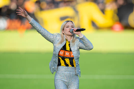 Ida Redig uppträder innan fotbollsmatchen i Allsvenskan