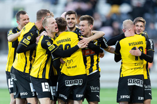 Häckens spelare jublar med Oscar Uddenäs