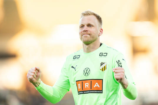 Häckens målvakt Peter Abrahamsson jublar