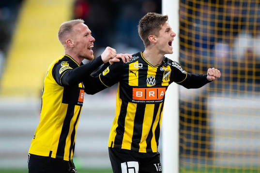 Häckens Mikkel Rygaard Jensen och Leo Bengtsson jublar