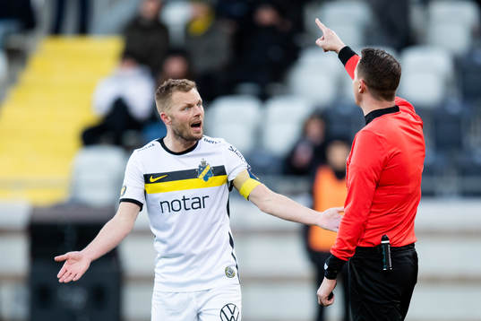 s Sebastian Larsson reagerar på domare Andreas Ekberg