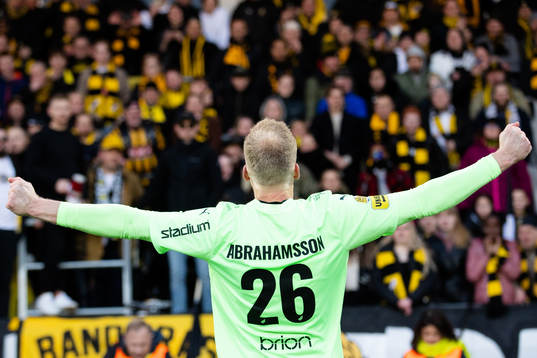 Häckens målvakt Peter Abrahamsson tackar publiken