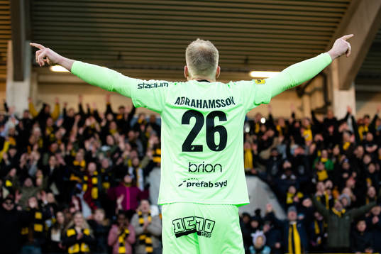 Häckens målvakt Peter Abrahamsson tackar och jublar