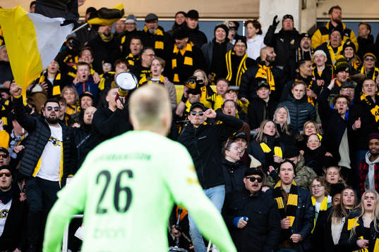 Häckens målvakt Peter Abrahamsson tackar och jublar