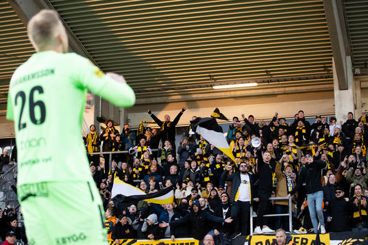 Häckens målvakt Peter Abrahamsson tackar och jublar