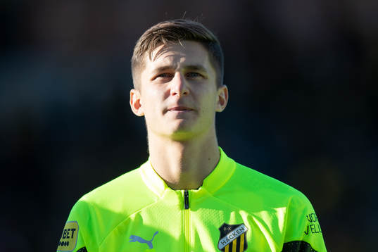 Häckens Leo Bengtsson på line up innan fotbollsmatchen i