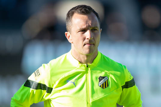 Häckens Even Hovland på line up innan fotbollsmatchen i