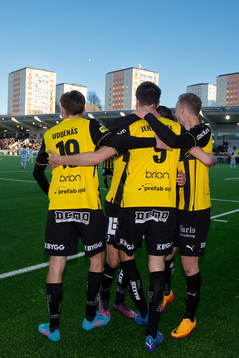 Häckens Alexander Jeremejeff jublar med lagkamrater