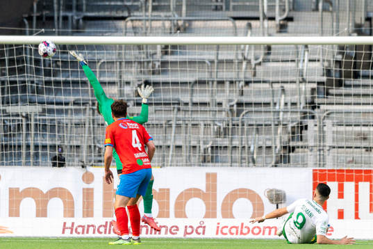 Helsingborgs målvakt Kalle Joelsson räddar skott från