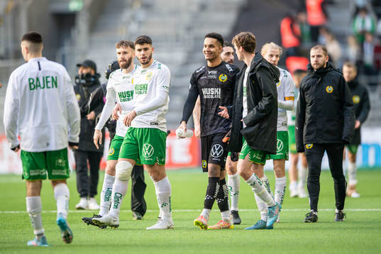 Hammarbys målvakt Oliver Dovin jublar med lagkamrater