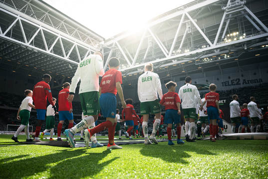 Spelarna gör entré till fotbollsmatchen i Allsvenskan