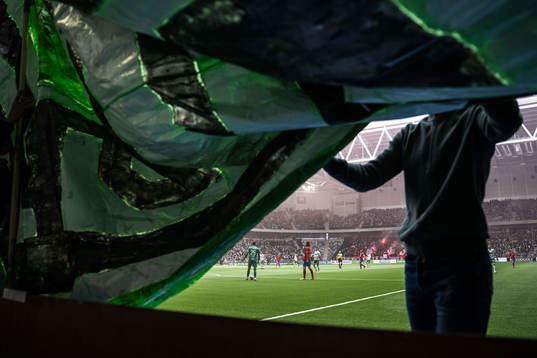 En hammarby-supporter drar ner tifot