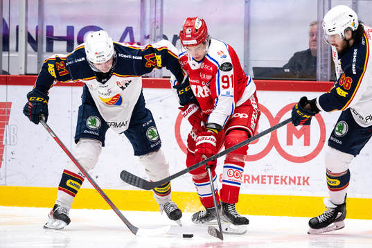 Djurgårdens Filip Cederqvist och Eric Gelinas i en kamp