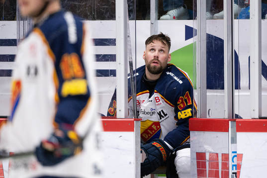 Djurgårdens Dick Axelsson deppar i utvisningsbåset