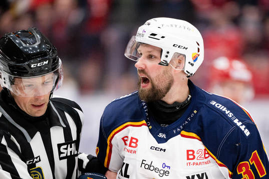 Djurgårdens Dick Axelsson reagerar