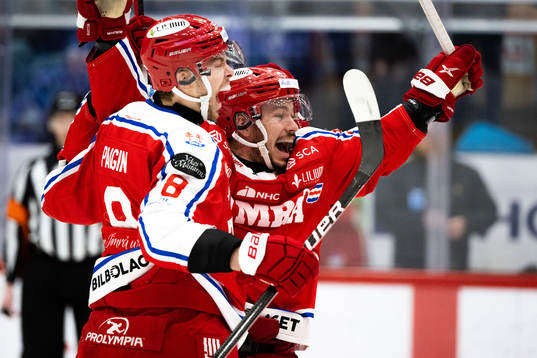 Timrås Ziyat Paigin och Ty Rattie jublar