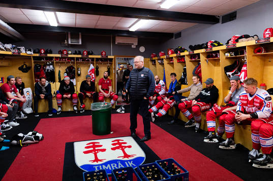 Timrås sportchef Kent Norberg i omklädningsrummet