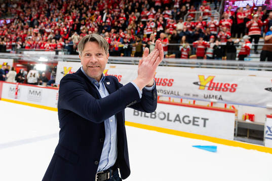 Timrås tränare Anders Karlsson jublar