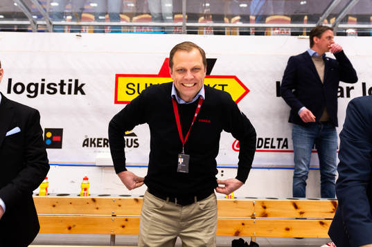 Timrås klubbchef Jonas Torines jublar
